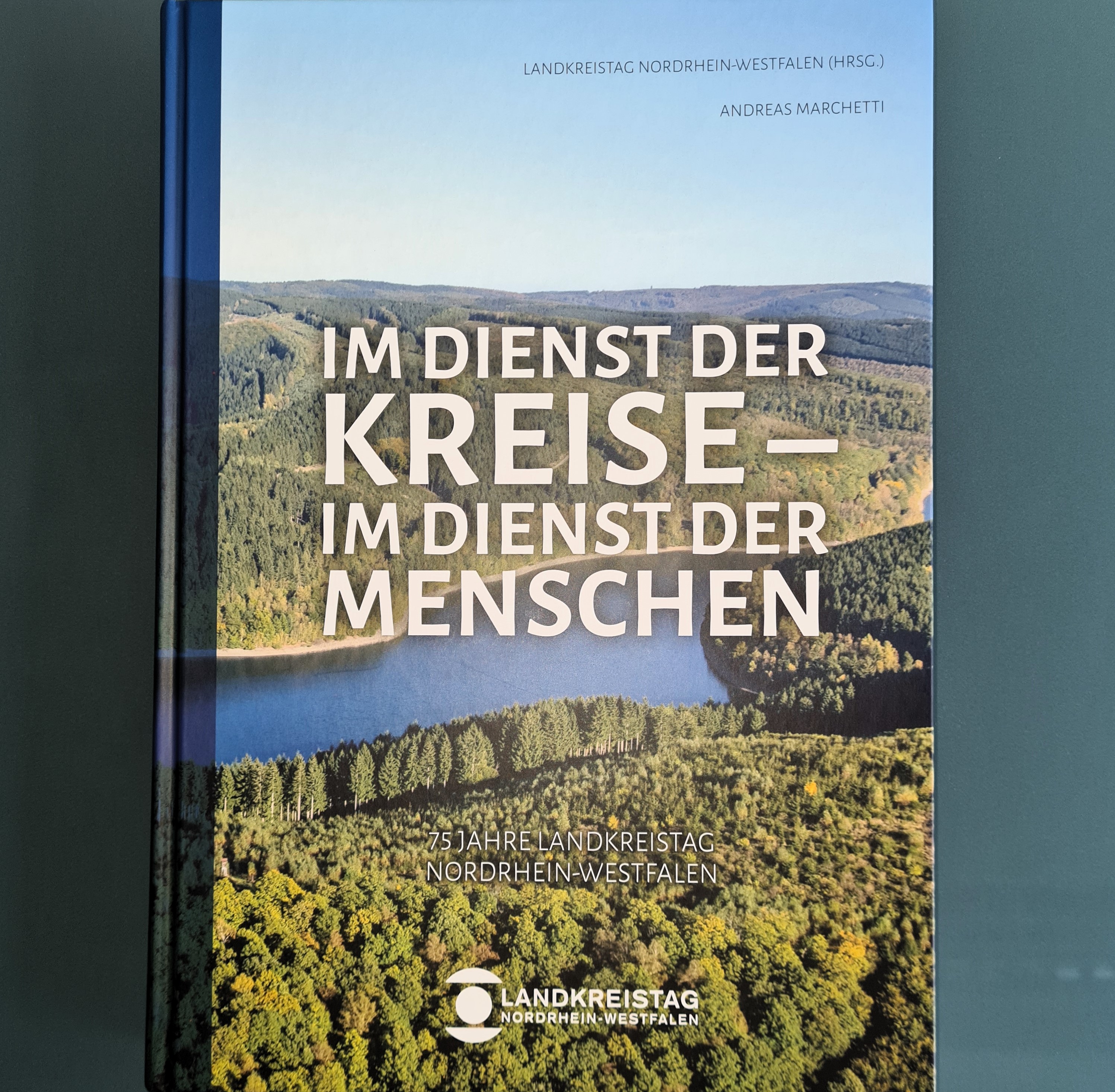 Bildband-Cover "Im Dienst der Kreise - im Dienst der Menschen. 75 Jahre Landkreistag NRW"