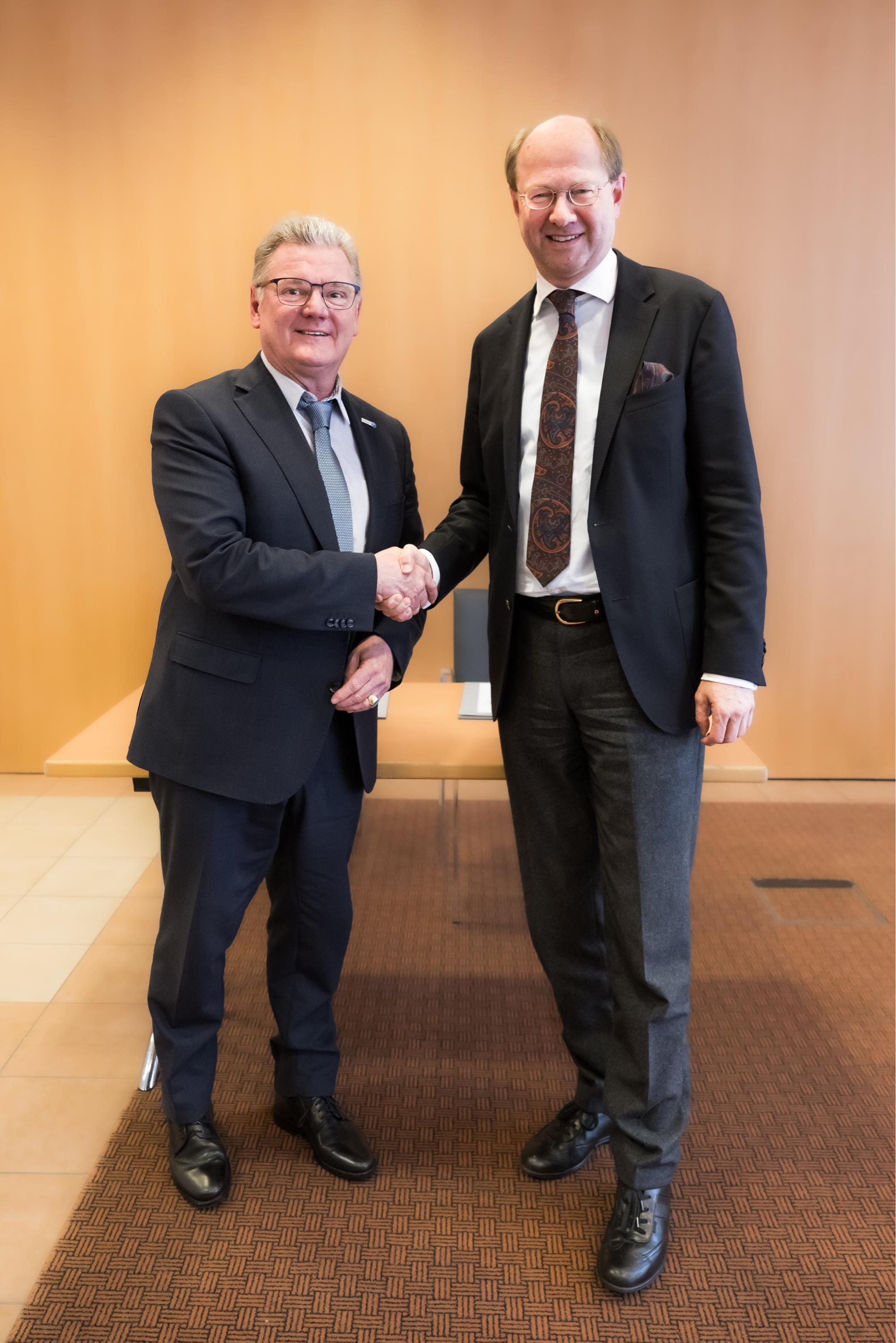 LKT NRW Präsident Dr. Olaf Gericke und LSB NRW Präsident Stefan Klett unterzeichnen die Kooperationsvereinbarung Hand in Hand für den Sport, mit der die Zusammenarbeit der beiden Verbände intensiviert werden soll.